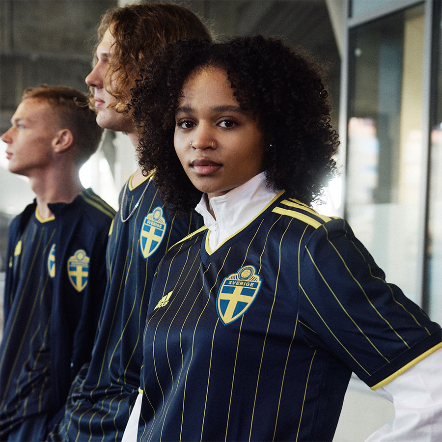Índigo nocturno y chalk stripes amarillas: La camiseta alternativa de Suecia 2021